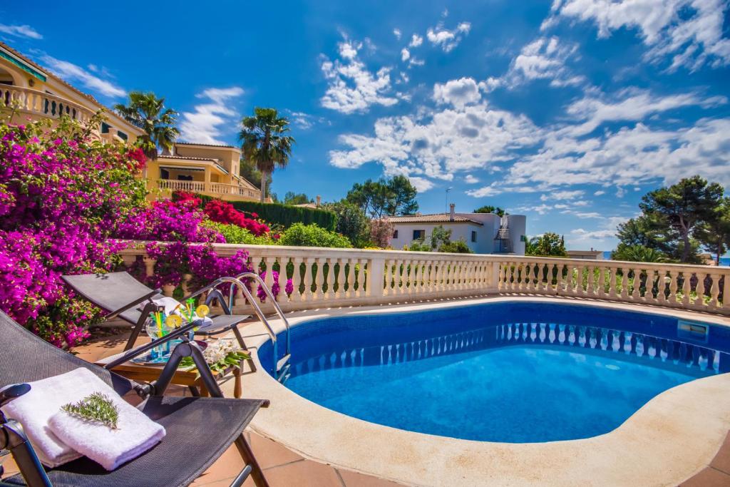 una piscina con una valla y flores en Ideal Property Mallorca - Ronda, en Alcanada