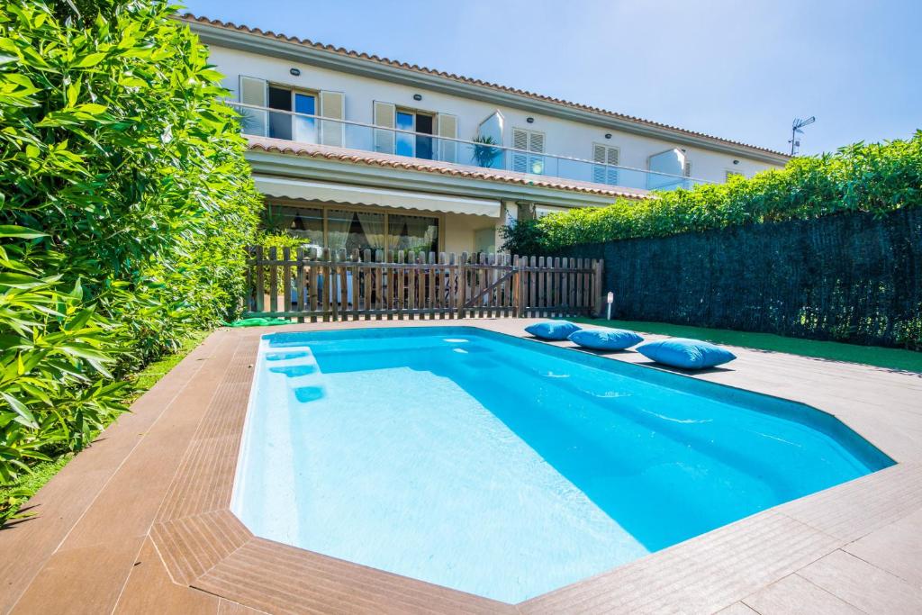 een zwembad in de achtertuin van een huis bij Ideal Property Mallorca - Taronger in Alcudia