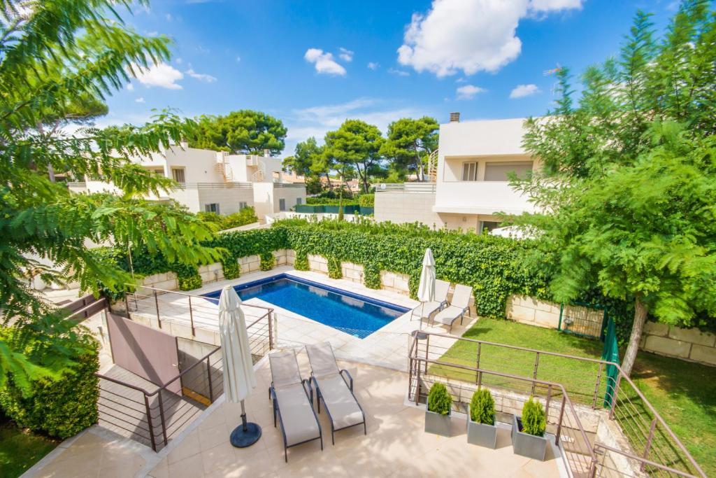 - une vue aérienne sur l'arrière-cour d'une maison avec piscine dans l'établissement Casa Francina, à Playa de Muro