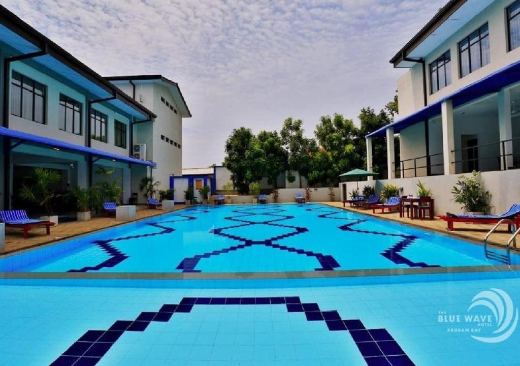 Bazén v ubytování The Blue Wave Hotel nebo v jeho okolí