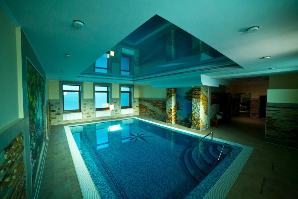 - une grande piscine dans une maison dans l'établissement Карпаты, à Khoust