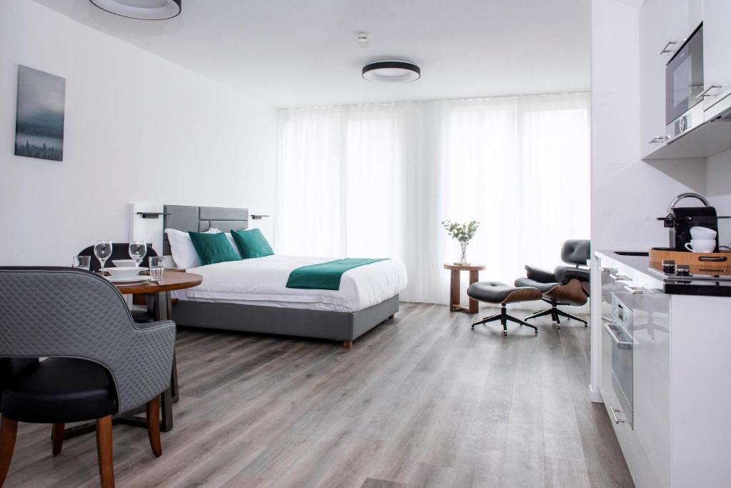 - une chambre avec un lit, une table et des chaises dans l'établissement K BUSINESS, à Zuchwil