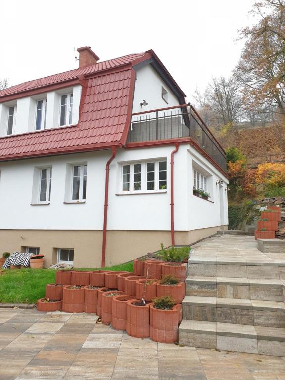 Casa blanca con techo rojo en Chalupa Pomněnka, en Jáchymov