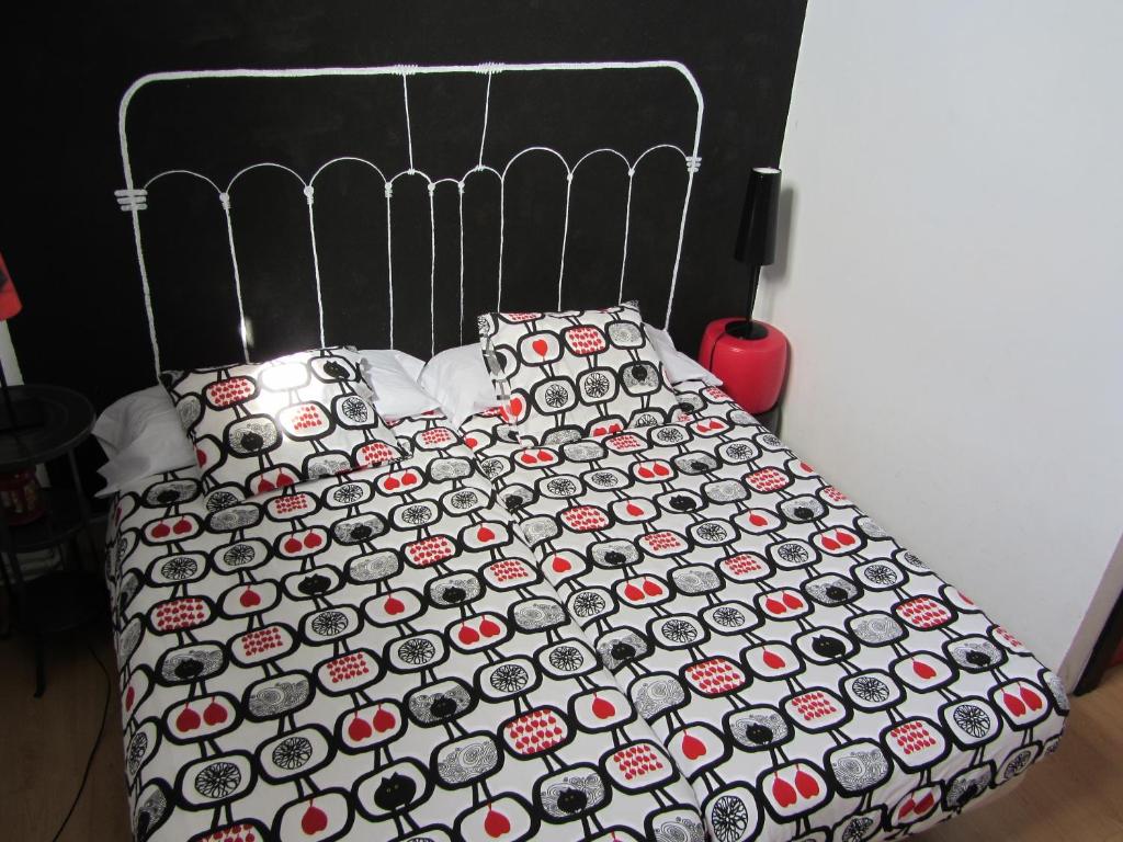 Postel nebo postele na pokoji v ubytování Bilbao Akelarre Hostel