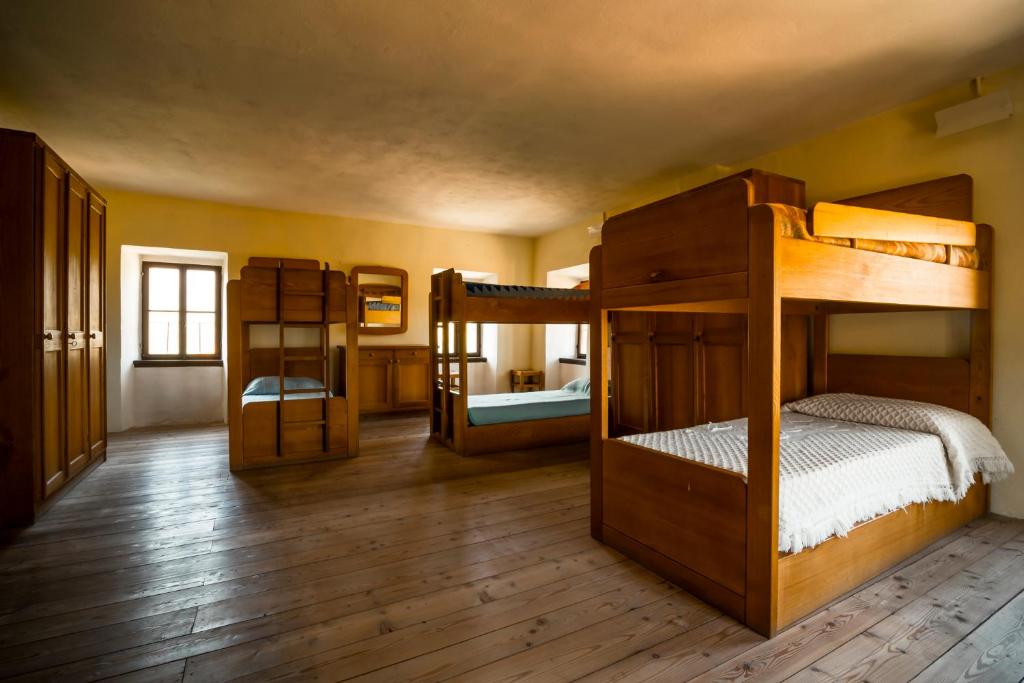 Двох'ярусне ліжко або двоярусні ліжка в номері Ostello Podesteria di Gombola - arte e territorio