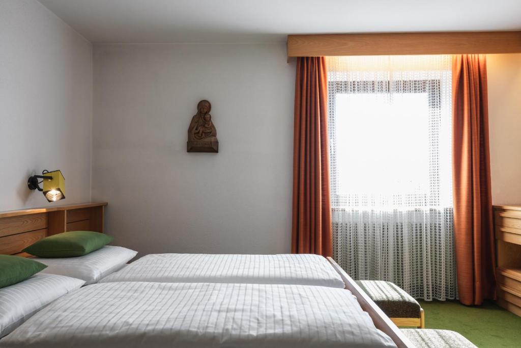 Posteľ alebo postele v izbe v ubytovaní Kronplatz Lodge Dolomites