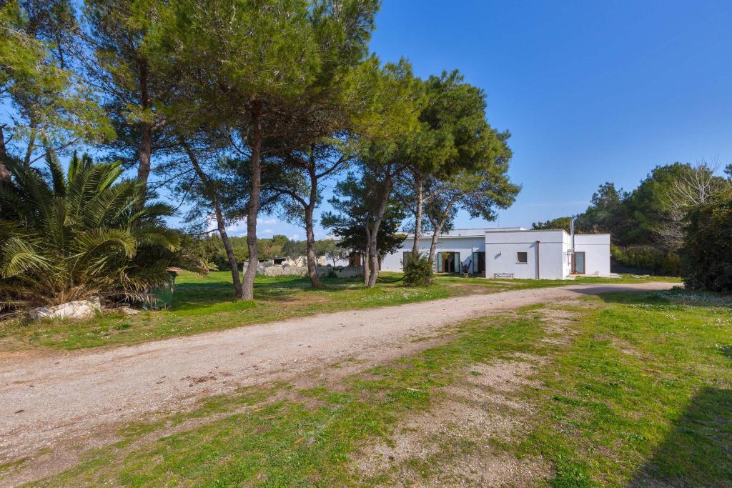 un chemin de terre devant une maison dans l'établissement Agriturismo Podere San Giorgio, à Otrante