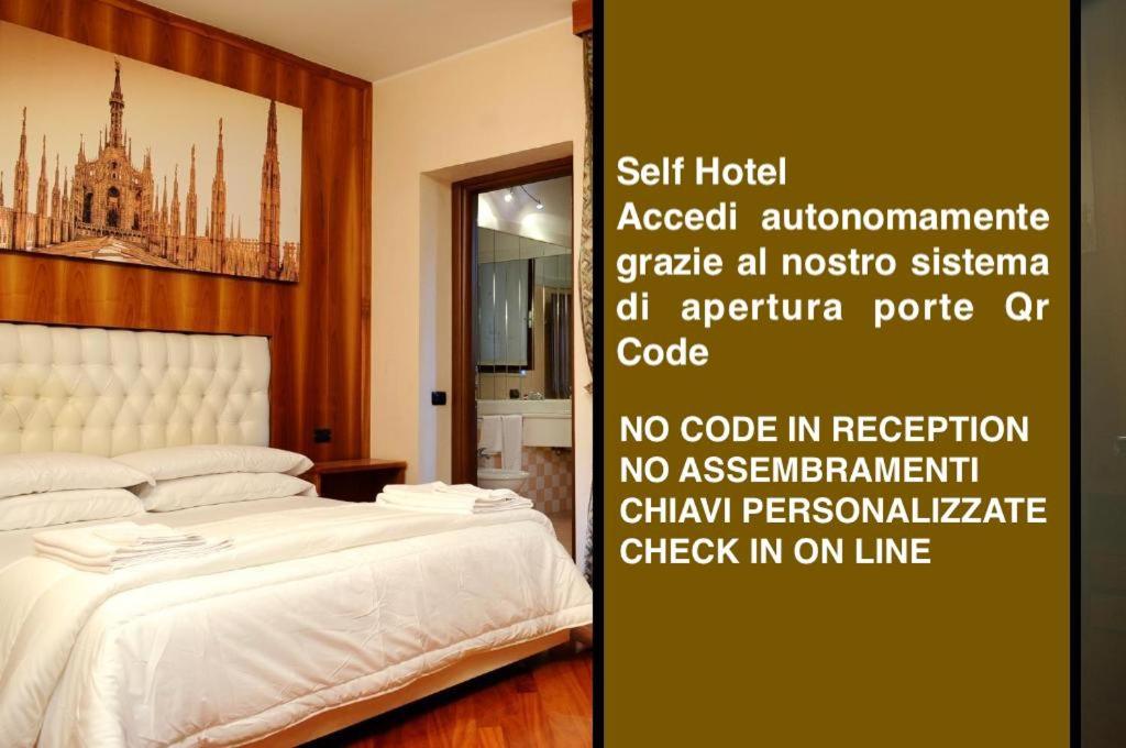 Hotel Malpensafiera في Bernate Ticino: غرفة نوم مع سرير وإشارة تنص على أن الفندق يقبل تلقائيا بتوليد كل شيء
