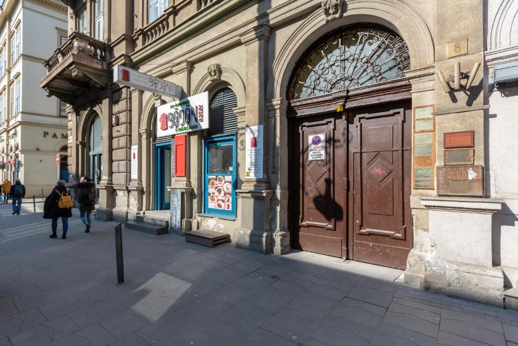 Fotografia z galérie ubytovania Downtown Elegance by Great Market Hall - 2 BEDROOMS, 1 LIVING ROOM, 2 BATHROOMS, FREE AIRCONDITIONER, FREE ITALIEN COFFEE v Budapešti