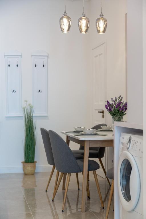Posedenie v ubytovaní Downtown Elegance by Great Market Hall - 2 BEDROOMS, 1 LIVING ROOM, 2 BATHROOMS, FREE AIRCONDITIONER, FREE ITALIEN COFFEE