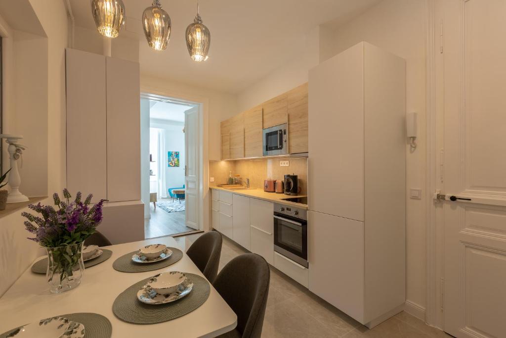 Kuchyňa alebo kuchynka v ubytovaní Downtown Elegance by Great Market Hall - 2 BEDROOMS, 1 LIVING ROOM, 2 BATHROOMS, FREE AIRCONDITIONER, FREE ITALIEN COFFEE