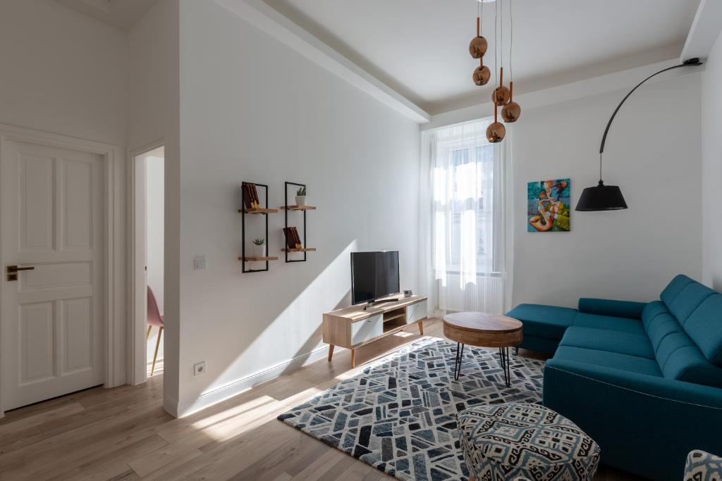 Posedenie v ubytovaní Downtown Elegance by Great Market Hall - 2 BEDROOMS, 1 LIVING ROOM, 2 BATHROOMS, FREE AIRCONDITIONER, FREE ITALIEN COFFEE