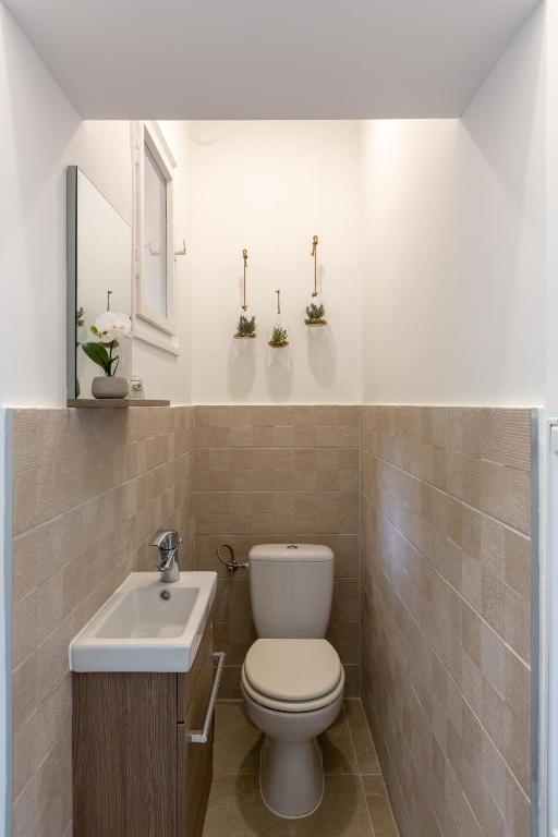 Kúpeľňa v ubytovaní Downtown Elegance by Great Market Hall - 2 BEDROOMS, 1 LIVING ROOM, 2 BATHROOMS, FREE AIRCONDITIONER, FREE ITALIEN COFFEE