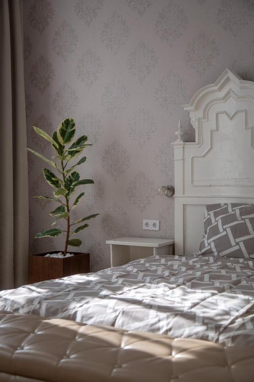 Posteľ alebo postele v izbe v ubytovaní Downtown Elegance by Great Market Hall - 2 BEDROOMS, 1 LIVING ROOM, 2 BATHROOMS, FREE AIRCONDITIONER, FREE ITALIEN COFFEE