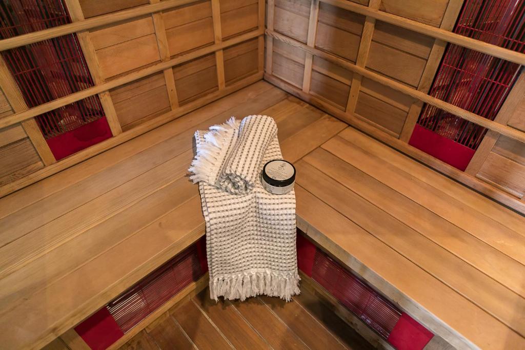 una stanza vuota con un tappeto su un pavimento in legno di Brasss Hotel Suites a Haarlem