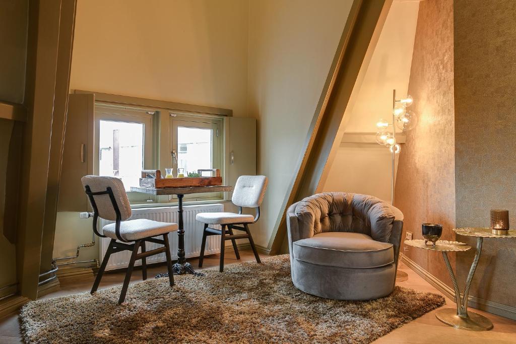 Area soggiorno di Brasss Hotel Suites