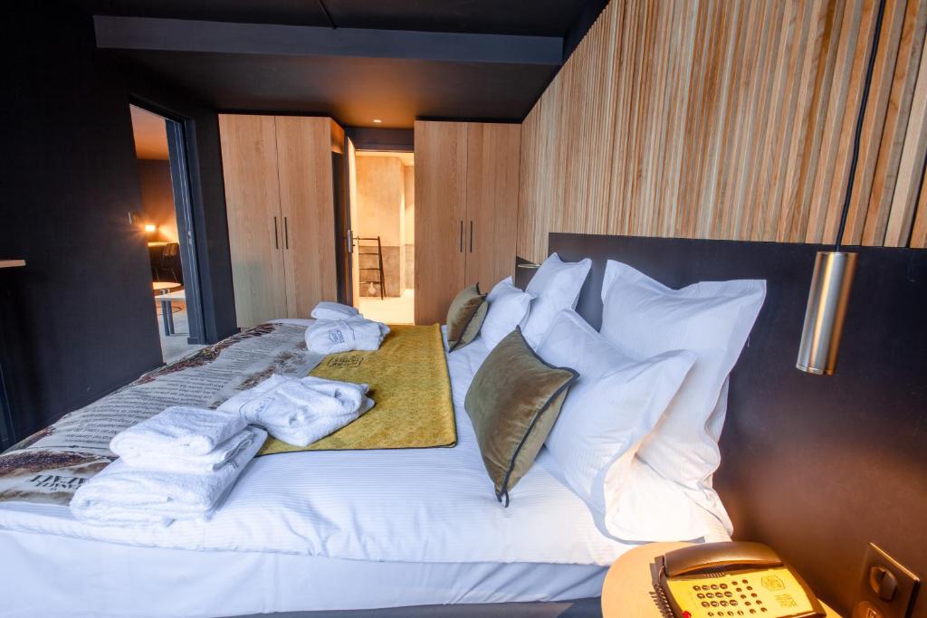 Postel nebo postele na pokoji v ubytování La Folie Douce Hotels Chamonix
