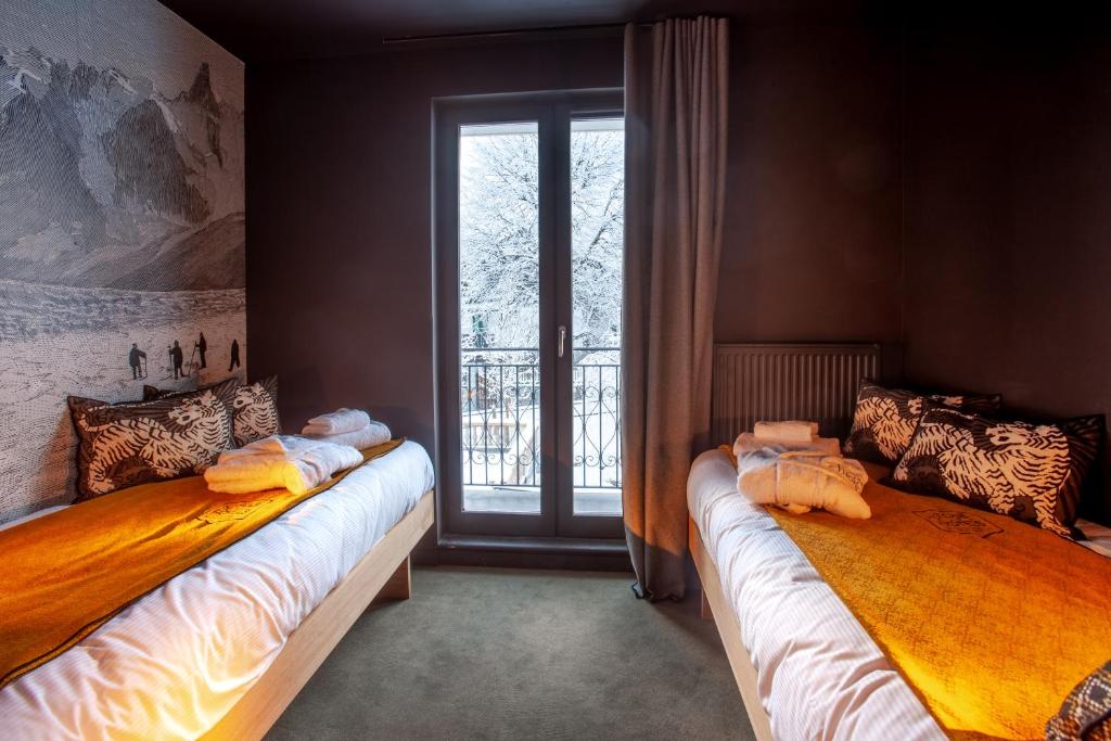 Postel nebo postele na pokoji v ubytování La Folie Douce Hotels Chamonix