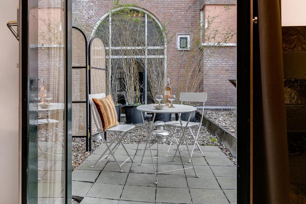 Patio o area all'aperto di Brasss Hotel Suites