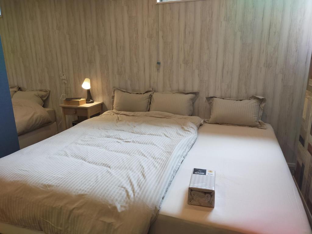 a bedroom with two beds with a scale on it at Chiba LEO Niju-Gobankan #MQx in Funabashi