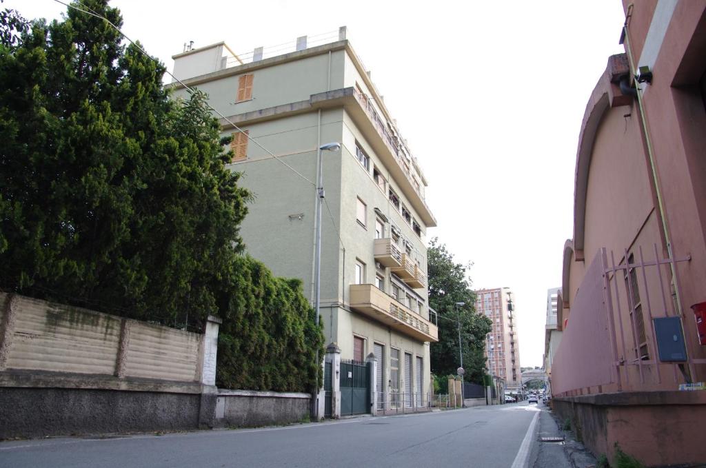 ジェノヴァにあるMiraVillaの通路脇白い建物