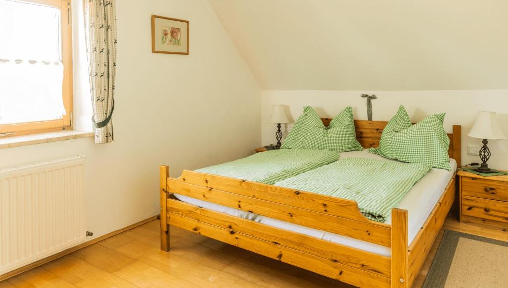 Postel nebo postele na pokoji v ubytování Weingut & Buschenschank Pölzl