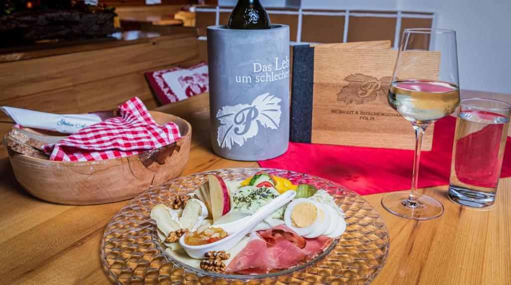 Nápoje v ubytování Weingut & Buschenschank Pölzl