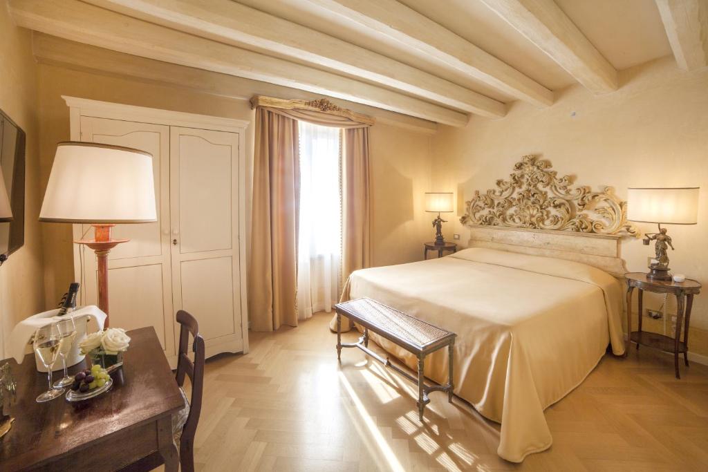 Postel nebo postele na pokoji v ubytování Relais Fra' Lorenzo