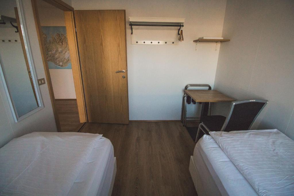 Rúm í herbergi á Ormurinn Guesthouse
