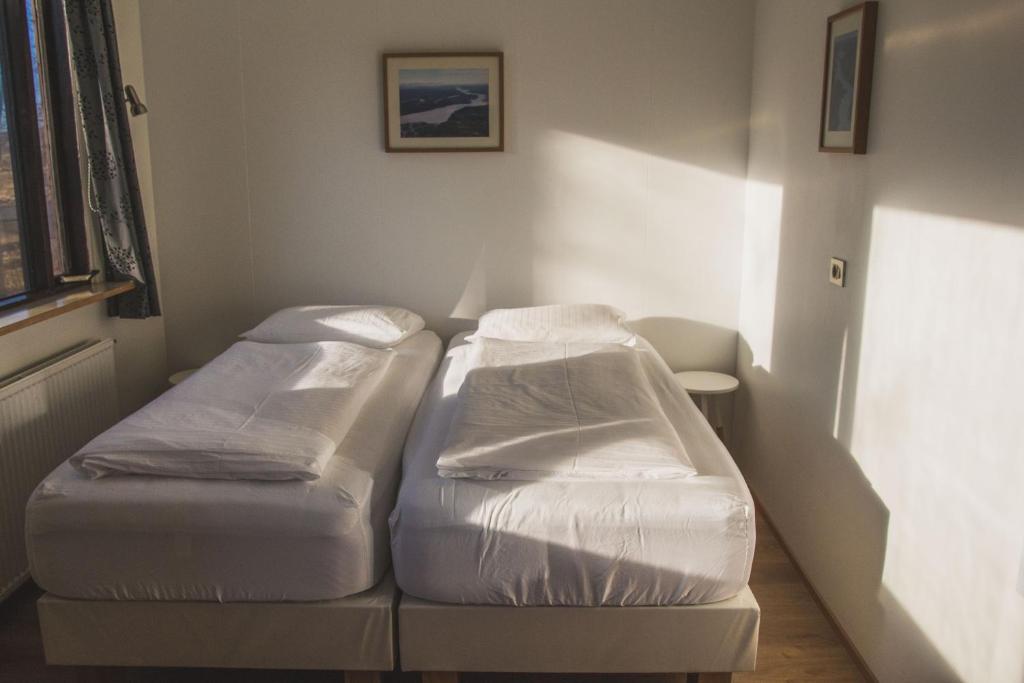 Rúm í herbergi á Ormurinn Guesthouse