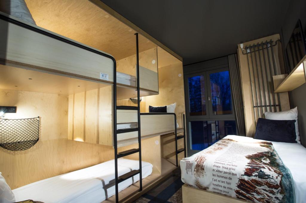Postel nebo postele na pokoji v ubytování La Folie Douce Hotels Chamonix