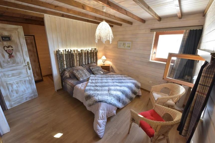 Postel nebo postele na pokoji v ubytování Chambres d'Hôtes Coeur de Bastié et Ranch du Lévézou