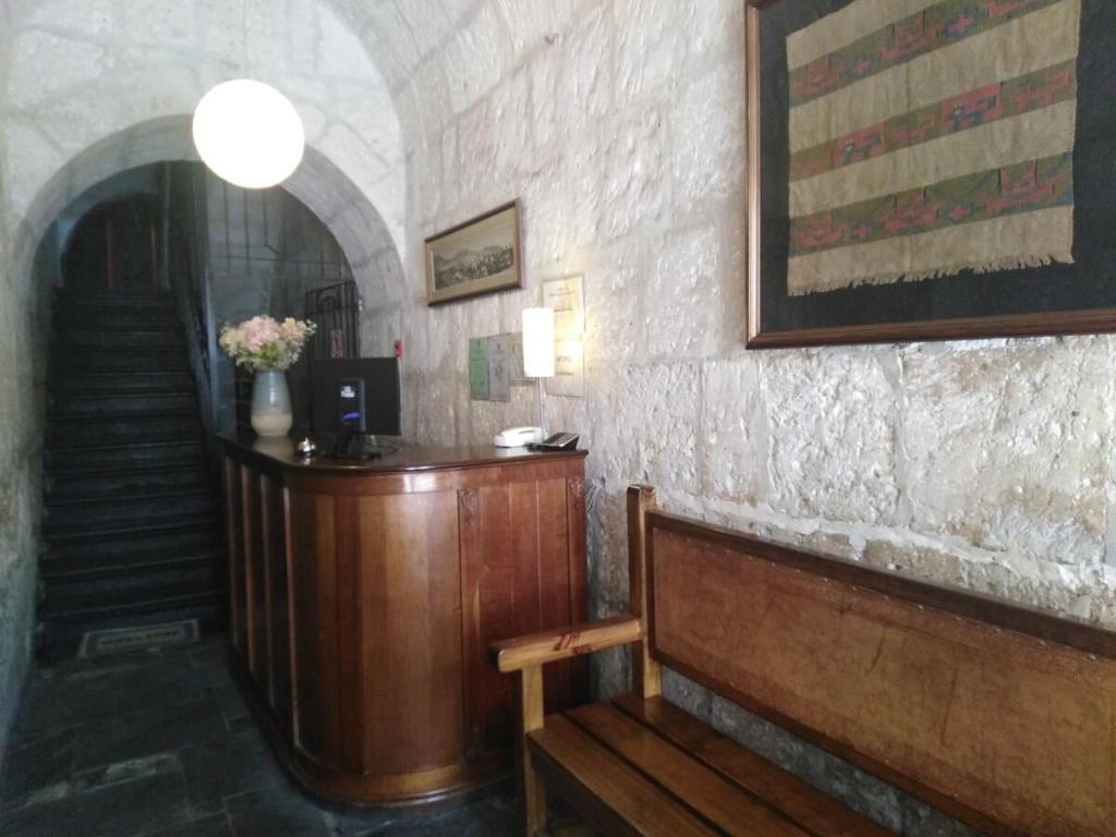 The lobby or reception area at Casablanca Hostal