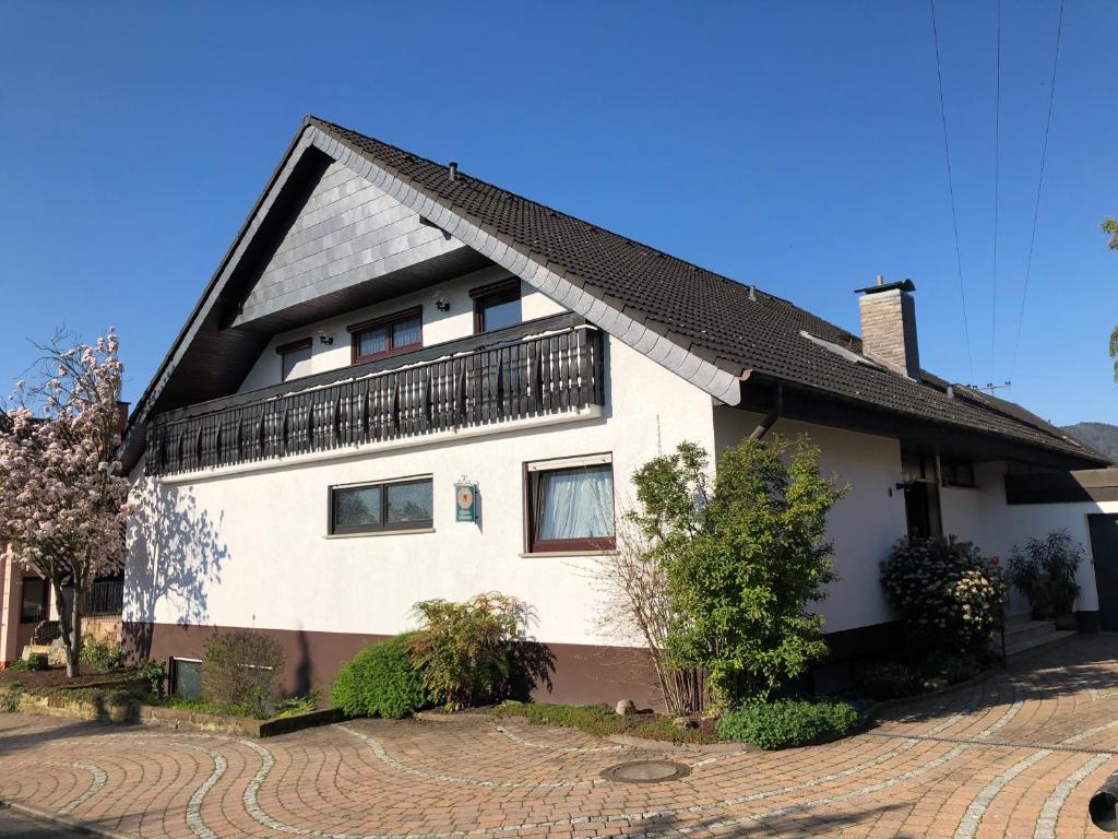 uma casa branca com um telhado preto em Nickel Haus em Edenkoben