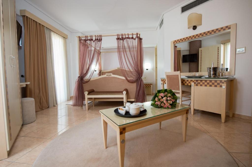 TV a/nebo společenská místnost v ubytování Premier Agrinio Heart Hotel