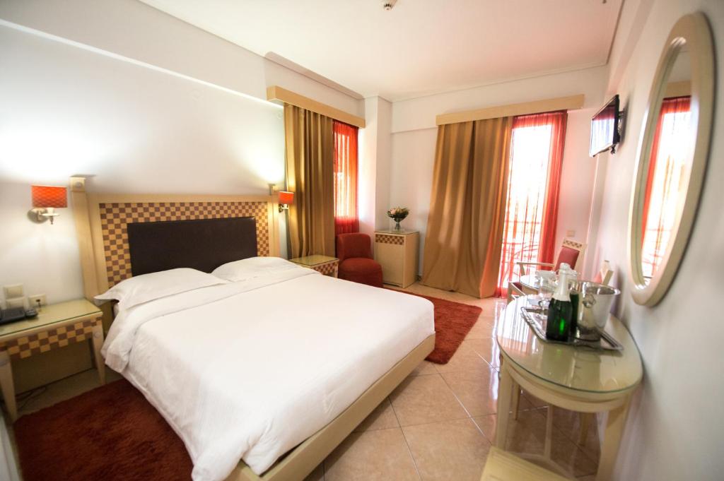 Postel nebo postele na pokoji v ubytování Premier Agrinio Heart Hotel