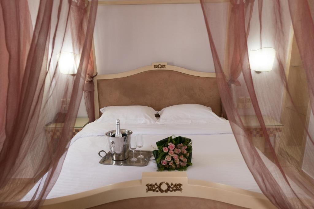 Postel nebo postele na pokoji v ubytování Premier Agrinio Heart Hotel