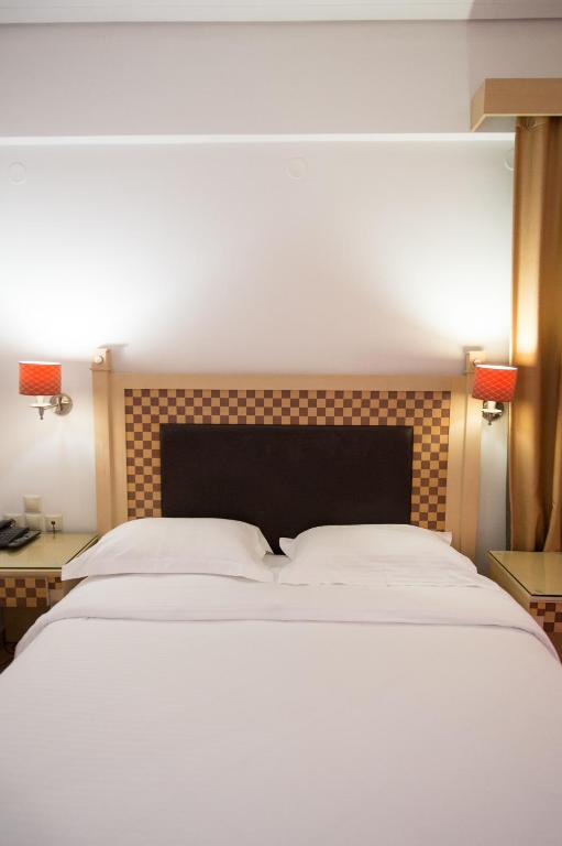 Postel nebo postele na pokoji v ubytování Premier Agrinio Heart Hotel