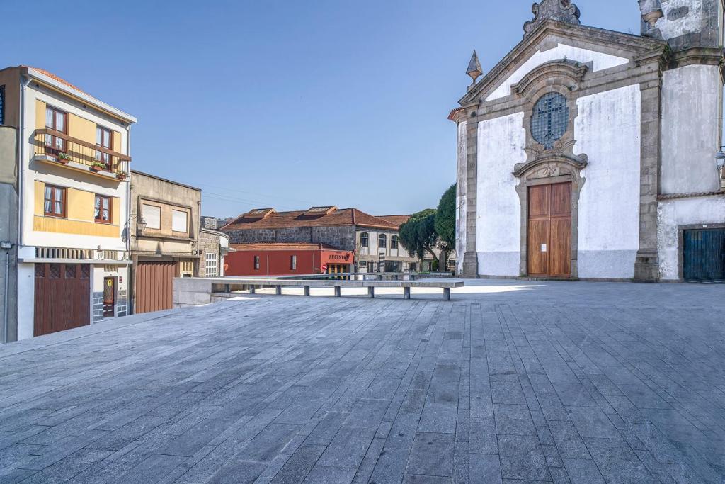 een leeg plein voor een kerk bij Port Wine Flats in Vila Nova de Gaia