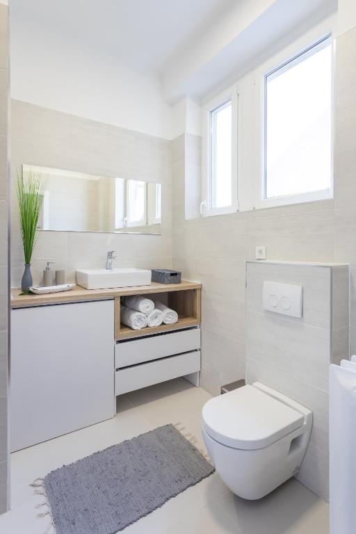 Koupelna v ubytování 150sqm Main Square Apt!-4 Units-Great for Groups!