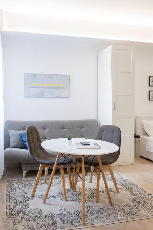Posezení v ubytování 150sqm Main Square Apt!-4 Units-Great for Groups!