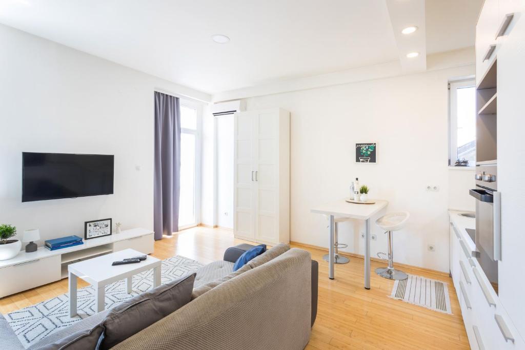 TV a/nebo společenská místnost v ubytování 150sqm Main Square Apt!-4 Units-Great for Groups!