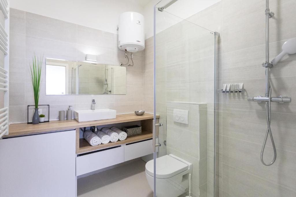 Koupelna v ubytování 150sqm Main Square Apt!-4 Units-Great for Groups!