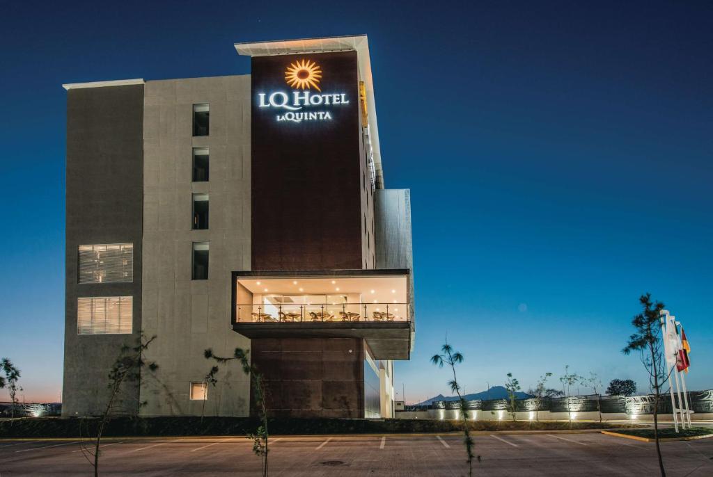 un hotel con un cartel en el costado en La Quinta by Wyndham San Jose Chiapa Puebla en San José Chiapa