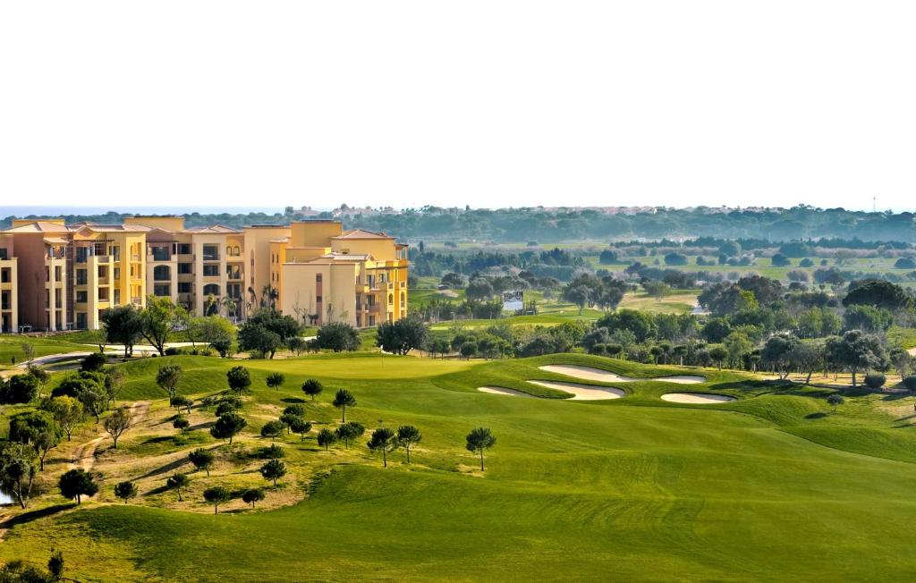 vista para o campo de golfe no resort em The Residences at Victoria by Tivoli em Vilamoura
