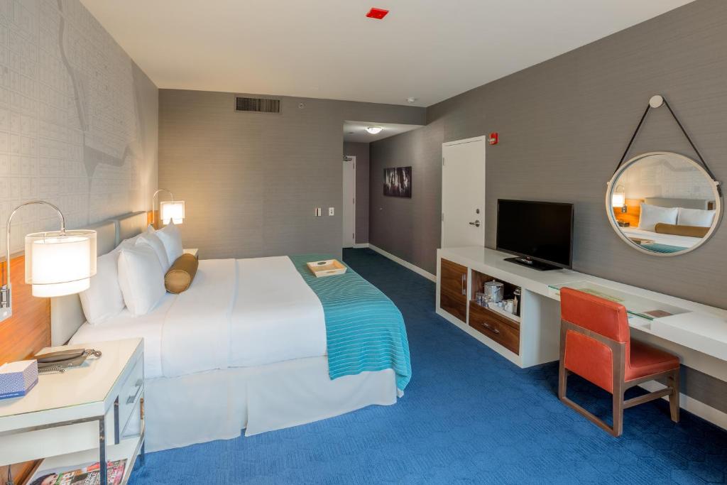 Postel nebo postele na pokoji v ubytování Kinzie Hotel