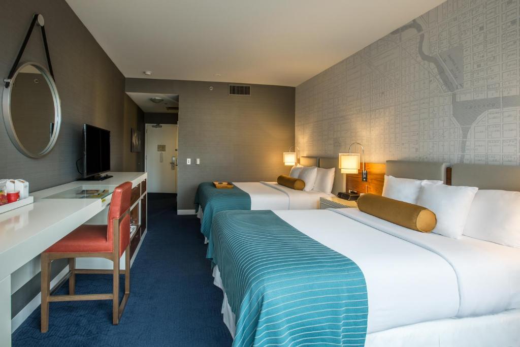Postel nebo postele na pokoji v ubytování Kinzie Hotel