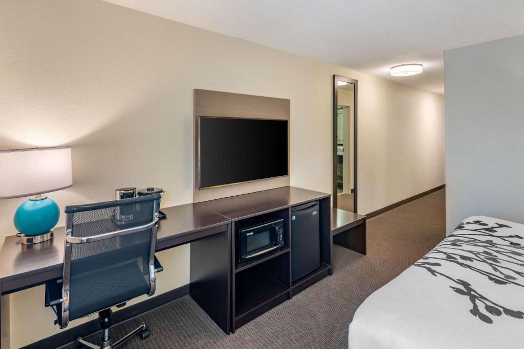 TV a/nebo společenská místnost v ubytování Sleep Inn Spokane Airport