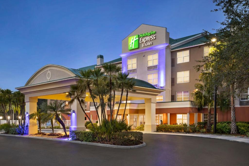 un hotel con un cartel en la parte delantera en Holiday Inn Express & Suites Sarasota East, an IHG Hotel, en Sarasota