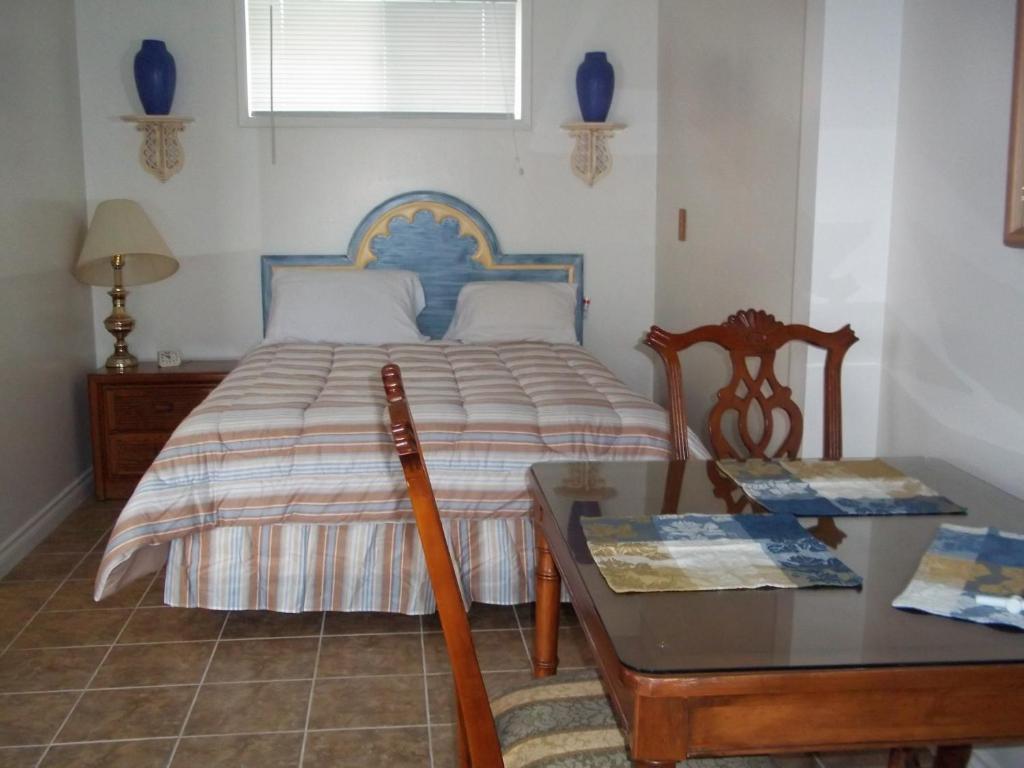 sypialnia z łóżkiem, stołem i krzesłami w obiekcie Ocean Avenue Inn w mieście Westport